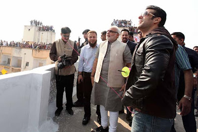 salman-modi-flying-the-kites-enjoying-with-public