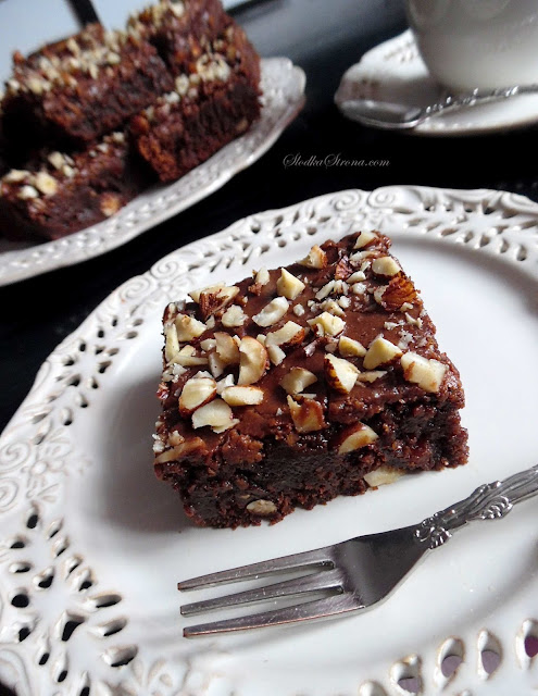 Ciasto Czekoladowe z Orzechami Laskowymi (Brownies z Orzechami Laskowymi) - Przepis - Słodka Strona