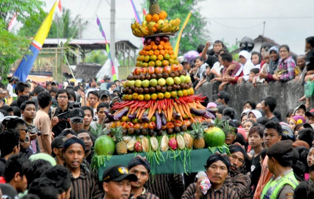 Indonesia yaitu negara yang mempunyai keanekaragaman budaya yang sangat luar biasa 13 Upacara Adat Di Indonesia yang Penuh Kontroversi