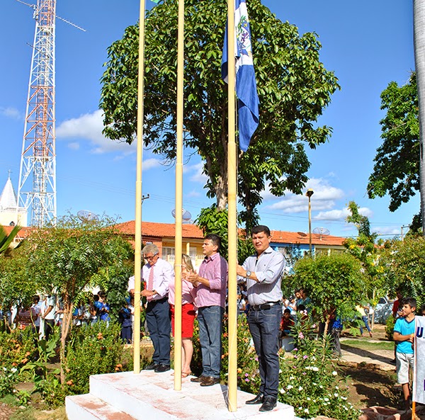 Hasteamento de Bandeiras e homenagem a alunos marcam os 66 anos de emancipação politica de Cocal