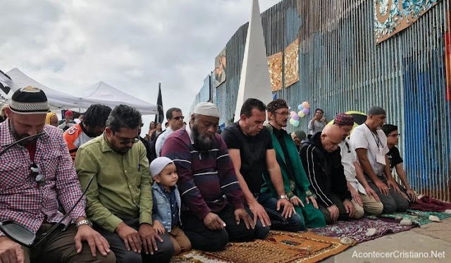 Musulmanes y evangélicos orando en la frontera