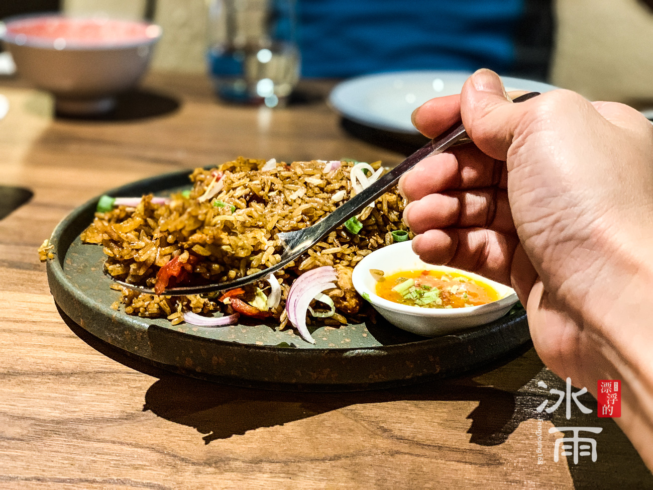 和泰式炒河粉一樣的醬料，有點甜味的，如果再有一點鳳梨就更好了。