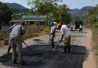 Operação tapa-buracos atende moradores de Água Quente