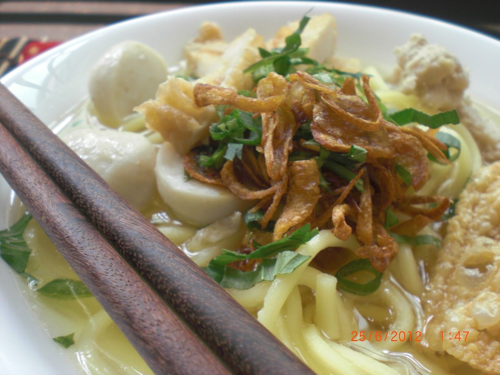 Laman Dapur Helen: MEE AND FISHBALL SOUP