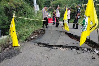 Kabid Humas Polda Jabar : Hujan Deras Akibatkan Jembatan Penguhubung Dua Desa di Sukamakmur Bogor Alami Kerusakan