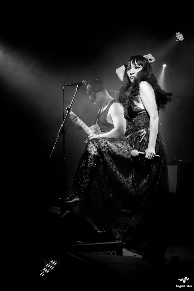 goth, emo, alternativ rock, darkwave, mørk musikk, punkkulturkanal, goth-subkultur, mørk estetikk, undergrunnsmusikk, melankolsk kunst, mørk poesi, introspektiv, alternativ, emosjonelle tekster, gothsamfunn, visuell punk, kunstnerisk uttrykk, uavhengig musikk , mørkt univers, alternativ livsstil