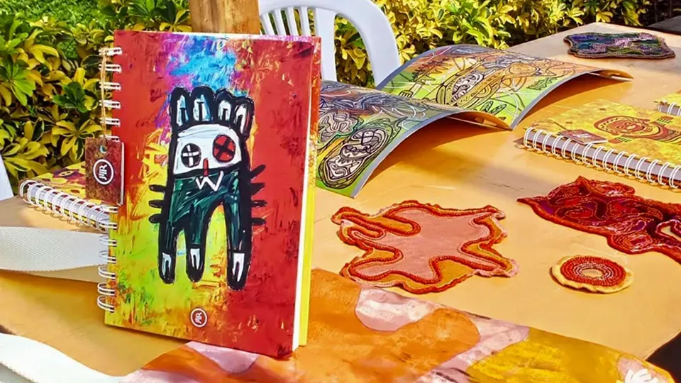 The PERLA sketchbook, by Mauro Rojas®, is exhbited in one of the open fairs in Guayaquil; production by Eonminu®.