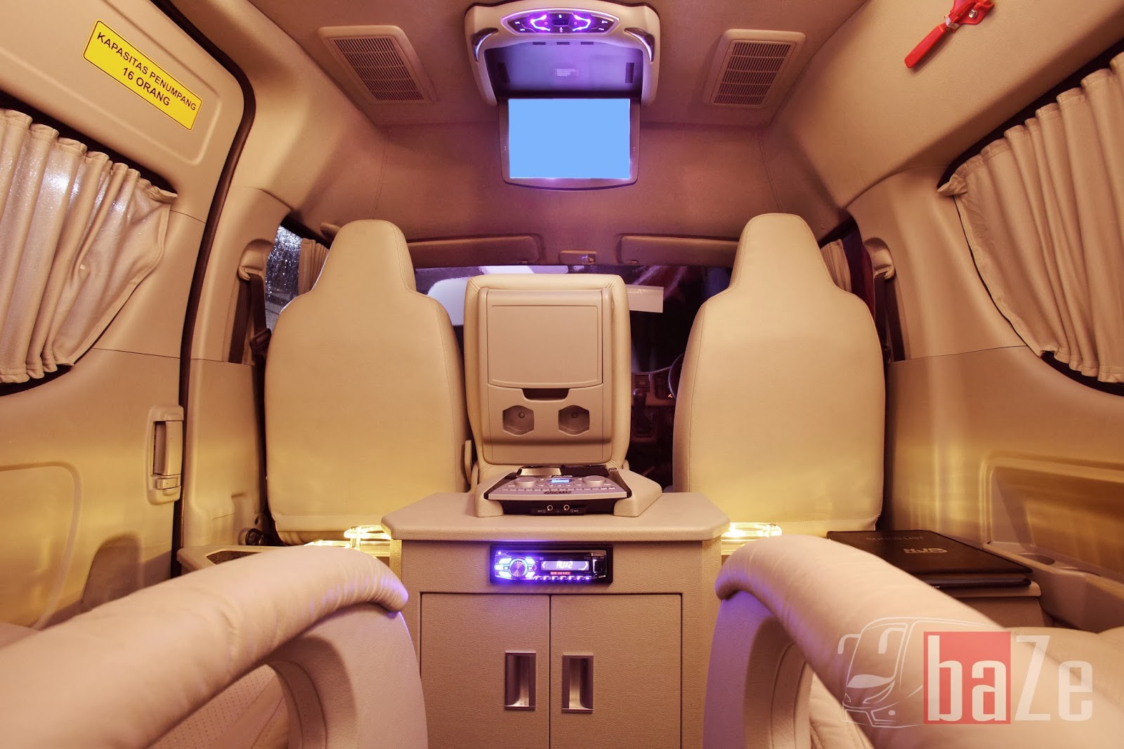 Toyota HiAce Luxury Commuter