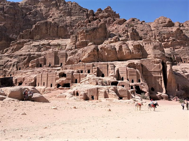 strada facciate a petra