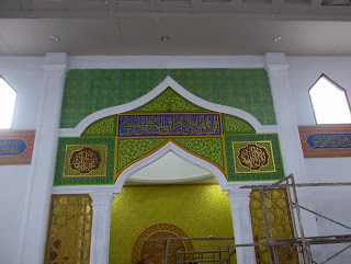 gambar kaligrafi masjid nurul jadid dengan teknik spon timbul