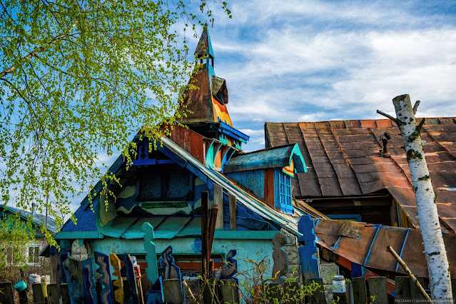 Разноцветный деревянный домик с башенкой