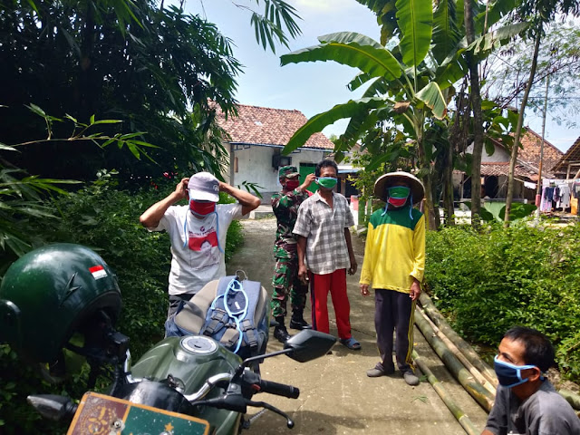 Putus Penyebaran Covid 19 Babinsa  Cawas Bagikan Masker