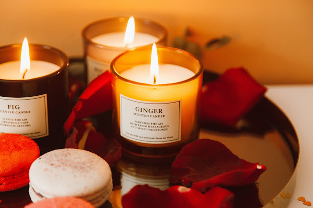 https://www.pexels.com/photo/close-up-photo-of-a-burning-ginger-scented-candle-6798396/
