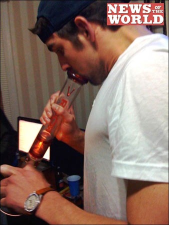 michael phelps smoking bong marijuna photo