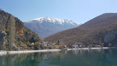 spiaggia, lago e montagne di neve