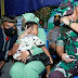 Tangis Jenderal Dudung saat Mengunjungi Anak Anggota TNI yang Tewas di Papua