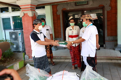 Bupati Suwirta mengharapkan para dermawan dan donatur bersedia membantu tenaga medis dengan APD 