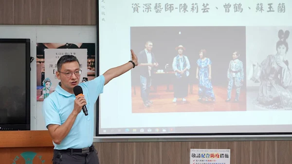 ▲陳麗香歌仔戲團團長施純權介紹歌仔戲。（大葉大學提供）