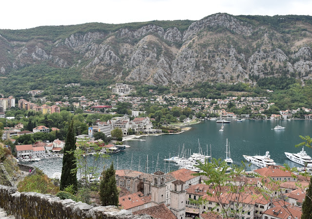 foto com a Vista de Kotor, subida para a fortaleza de São João