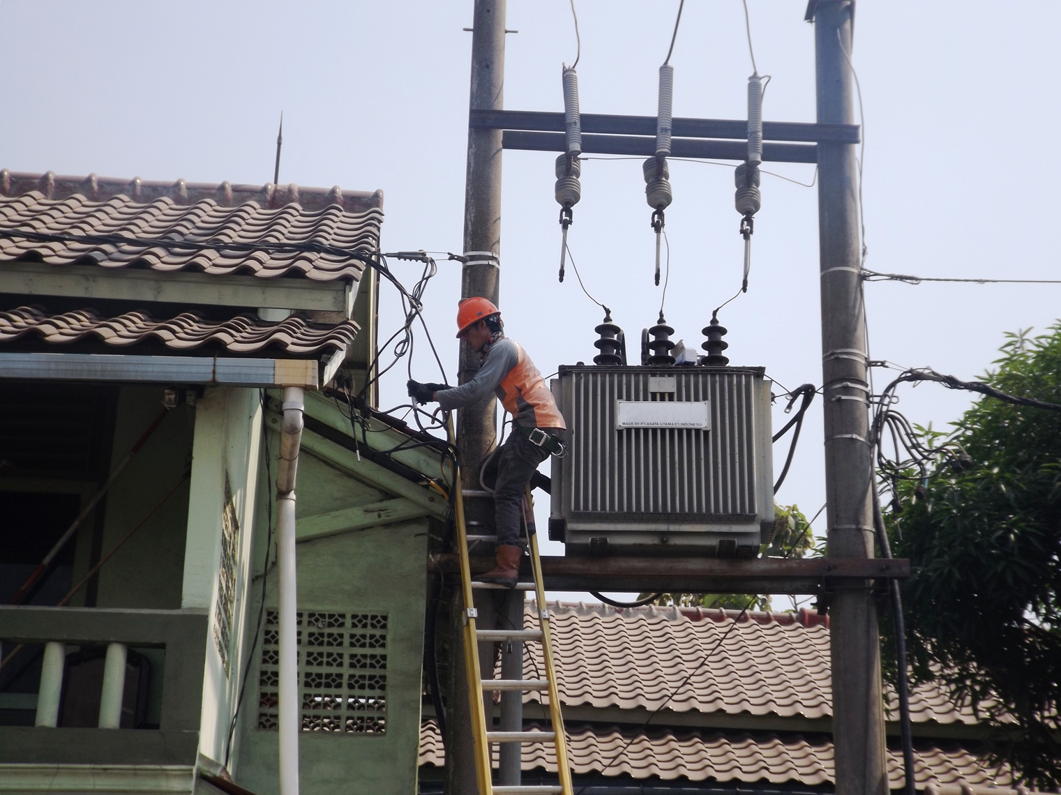 Perbaikan Trafo  Listrik  PLN  Karawang