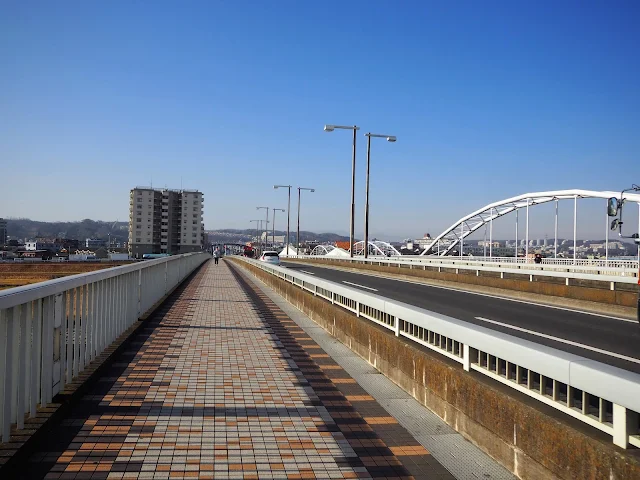 多摩川原橋　直進すれば尾根幹に入る