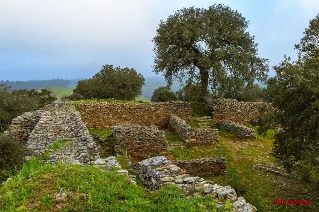 vista-das-ruinas-de-castro-da-cola-ourique-com-o-guia-alentejo