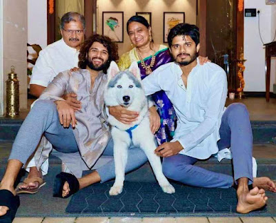 Vijay Deverakonda with his family