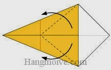 Bước 4: Gấp hai cạnh của lớp giấy trên cùng ra phía ngoài.