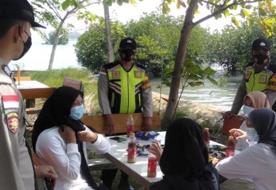 Personel Polsek Belakang Padang Gelar Pengawasan Prokes di Tempat Wisata