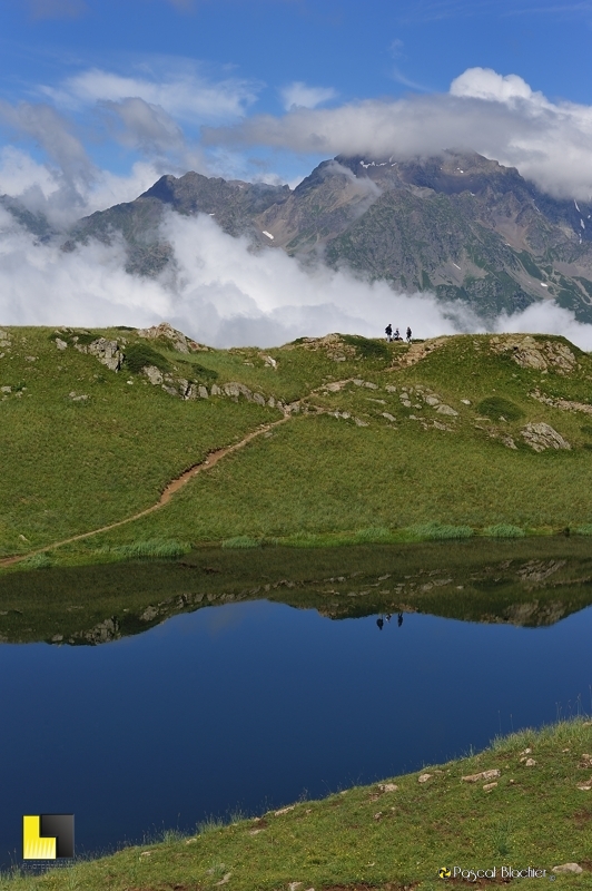 reflet de randonneurs dans le lac noir photo blachier pascal