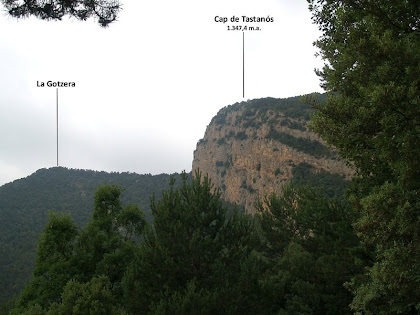 La Roca Gotzera i els Cingles de Tastanós des de l'inici del corriol de pujada