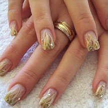 unhas decoradas de branco e dourado para o Réveillon