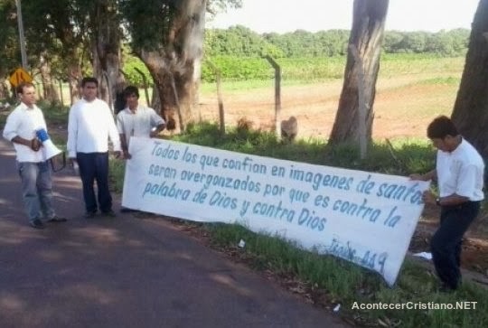 Protesta contra la adoración a la Virgen