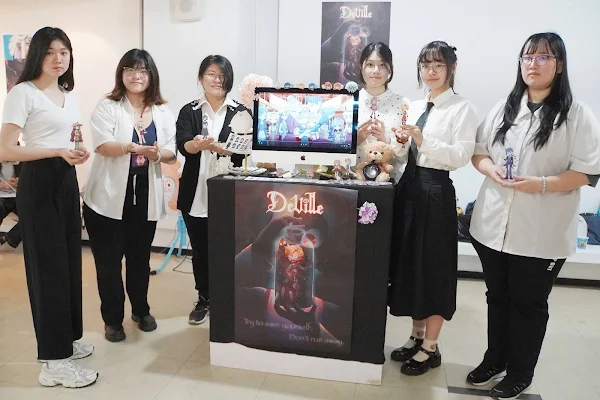▲大葉大學多媒體學程大四生展示動畫作品「Deville」及周邊。（記者林明佑翻攝）