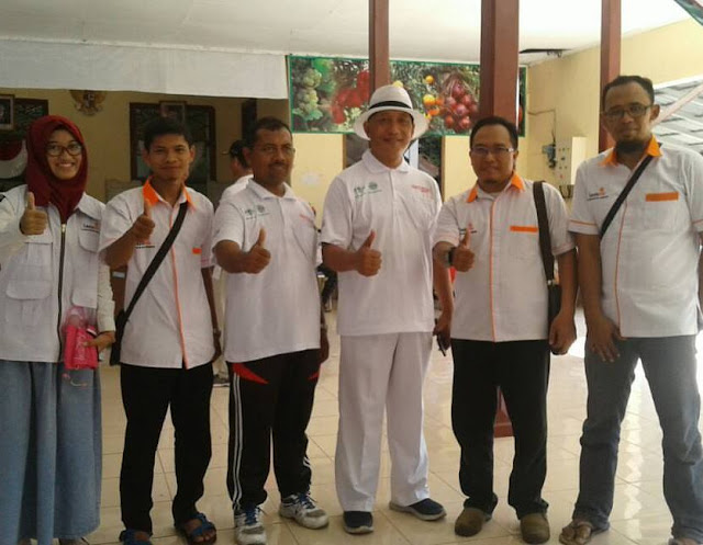 Team Lazismu berpose bersama HM. Arum Sabil dan Ketua BP Lazismu, Ir. HM. Ali Maksum disela-sela Jalan Sehat