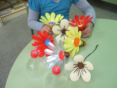 Cómo hacer flores con botellas de plástico