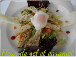 Salade tiède de poulet mariné et son œuf mollet