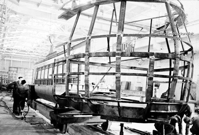 Январь 1963 года. Rīgas vagonu rūpnīcas (RVR) eksperimentālā ceha iecirkņa skats ar vilciena vagona karkasu (автор фото: Grigorijs Akmoļinskis)