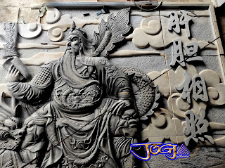 Relief batu alam putih untuk hiasan tempel pada dinding gambar motif dewa guan yu, kwan kong atau guan le