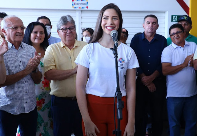 João Azevêdo inaugura escola em Emas e comunidade escolar agradece por estrutura de qualidade e entrega de chips com dados de internet