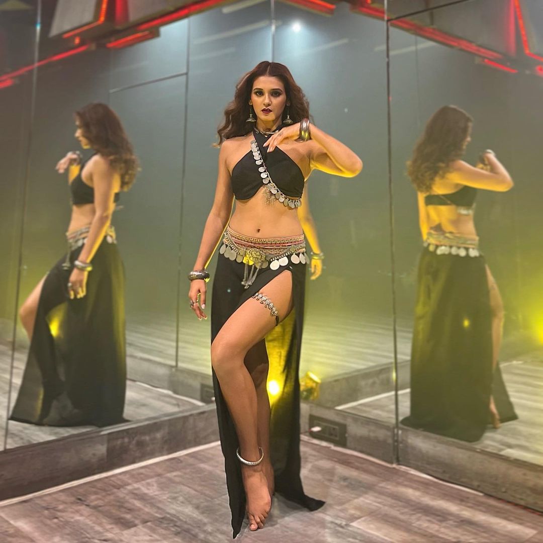 Shakti Mohan sexy legs hot indian dancer