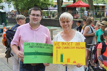 Marcel Kruppa und Sylvia Schulze mit Umfrageergebnissen