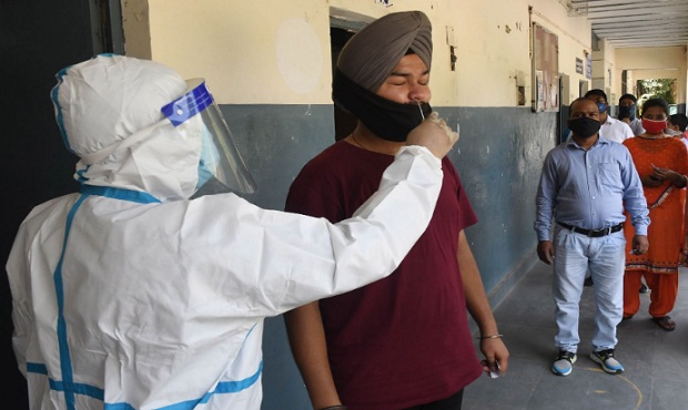 La India cruza la barrera de los 7 millones de casos de coronavirus