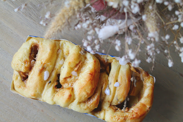 Brioche aromatizado relleno de crema y manzana