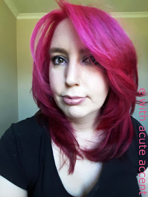 é selfie pink hair color