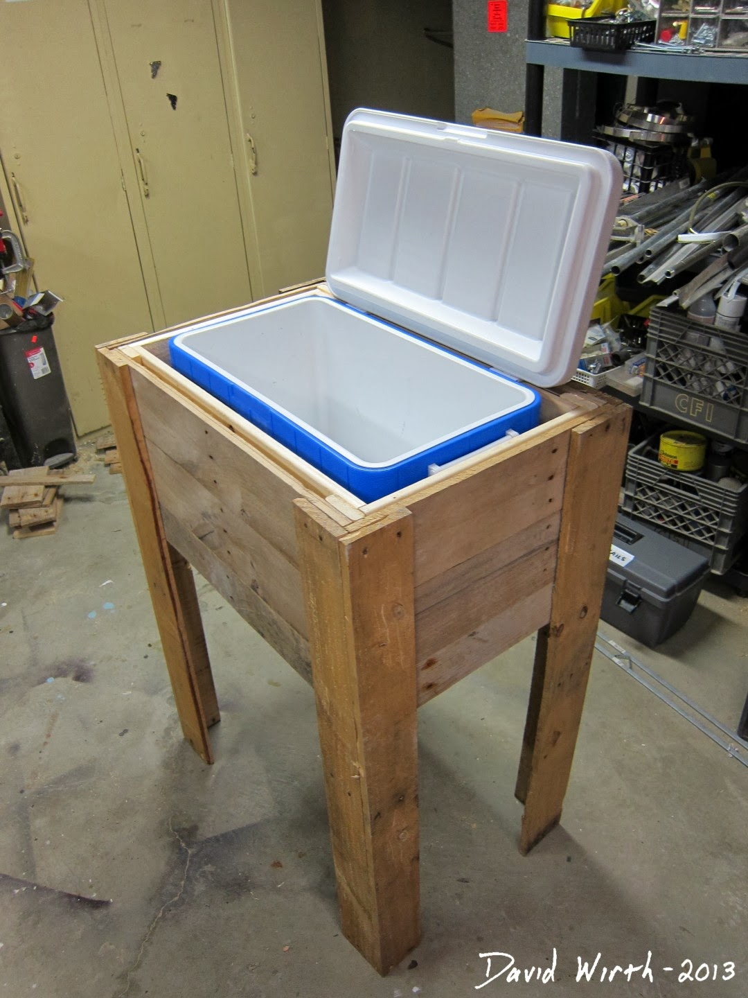 Rustic Outdoor Cooler Stand - Wood Pallet