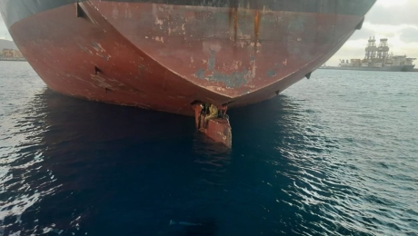 Tres personas sobreviven 11 días en la pala del timón de un barco en un viaje desde Nigeria