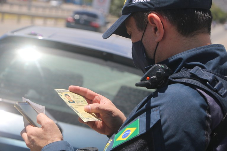 PRF no Ceará prende foragido por crimes de roubo que apresentou falsa identidade