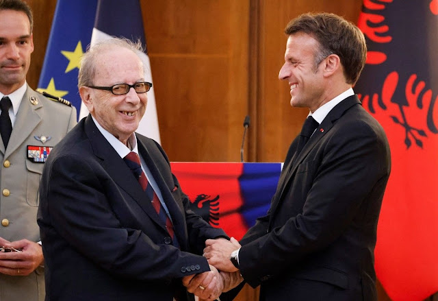 Il presidente francese Emmanuel Macron consegna il premio a Ismail Kadare a Tirana. Foto: schermata del video di Edi Rama, ocnal.com