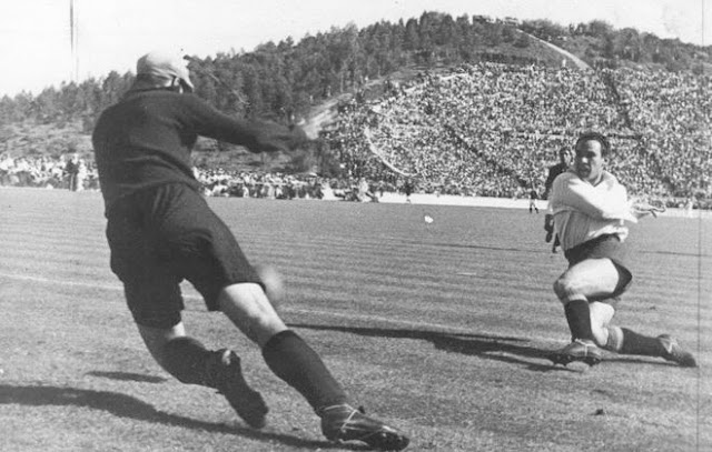 Zarra bate a Capela para marcar el primer gol español. SELECCIÓN DE PORTUGAL 2 SELECCIÓN DE ESPAÑA 2. 09/04/1950. IV Copa del Mundo, Brasil 1950: fase de clasificación, partido de vuelta. Lisboa, Portugal, estadio Nacional de Jamor.